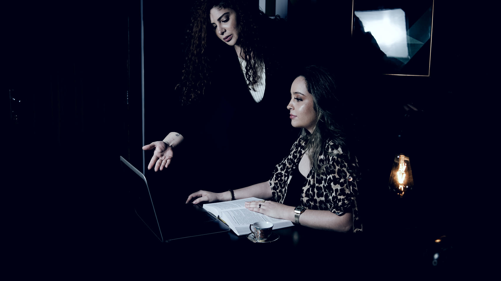 Equipe do escritório Biscotto Advogados analisando documentos